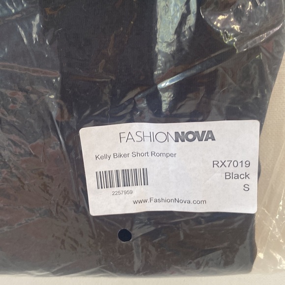 (A53) Fashion Nova Kelly Biker Short Romper - Black, Size Small, New in bag - Picture 10 of 12